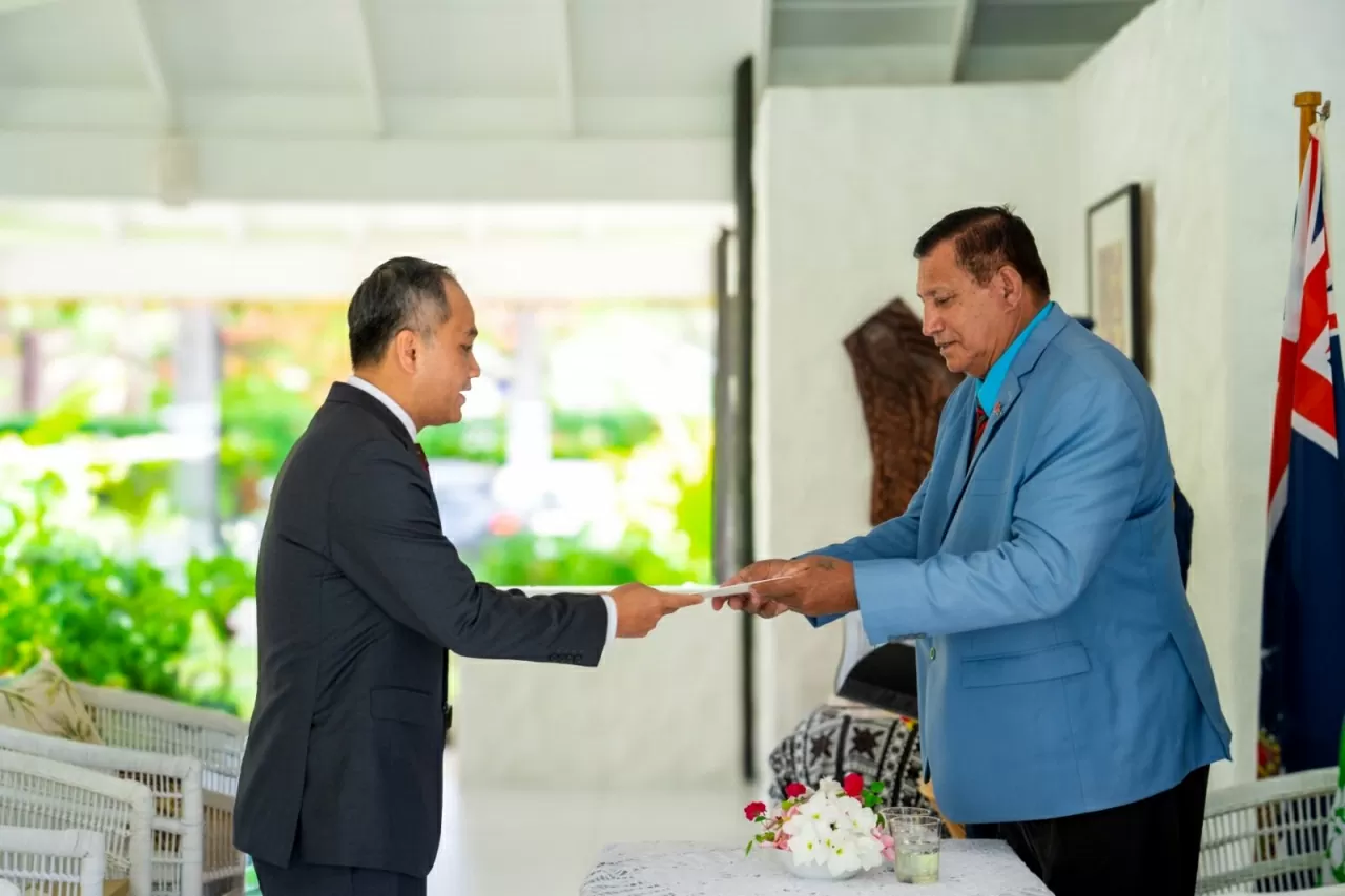 Đại sứ Phan Minh Giang trình Thư ủy nhiệm lên Đại diện Nhà vua Anh Charles III tại Quần đảo Cook